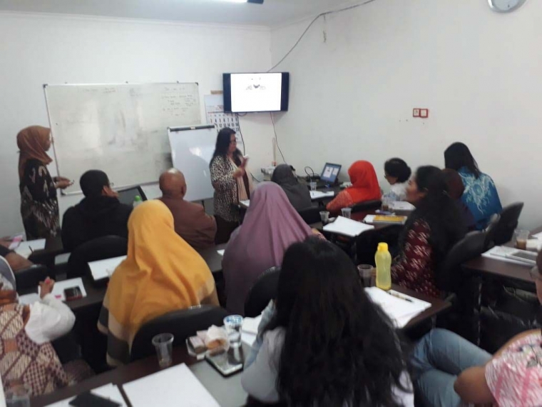 Naning Pranoto berbagi kiat menulis untuk bahagia (Foto: Bambang Trim)