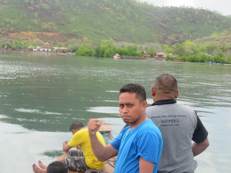 Perjalanan menggunakan perahu dari dusun Meko (sumber foto: dokumen pribadi)