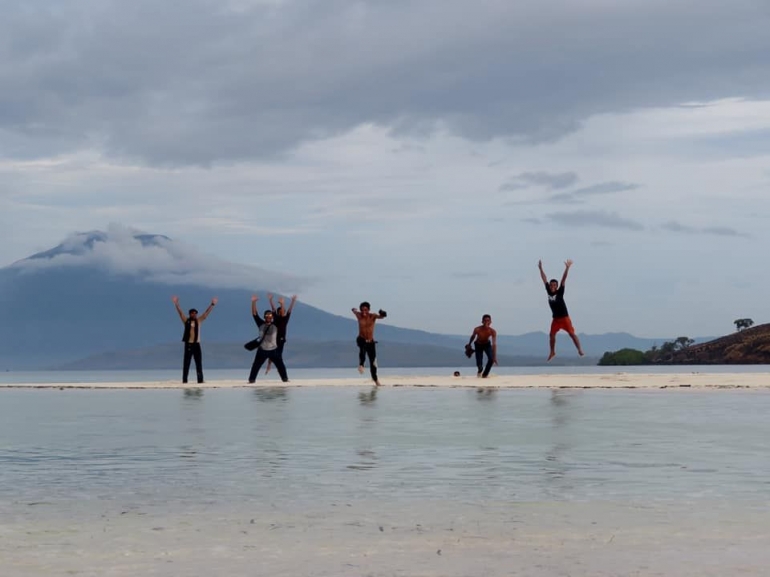 Asyik berfoto di Pasir Timbul Meko (Sumber Foto: Dokumen Pribadi)