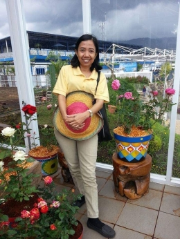 Foto penulis artikel di antara mawar cantik Rainbkw garden