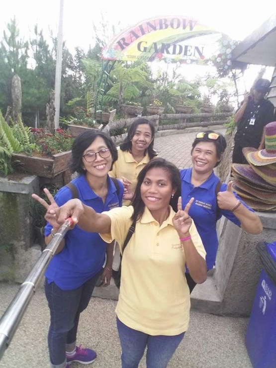Foto bersama rekan guru dari sekolah lain dan satu sekolah di pintu masuk Rainbow garden. Photo dokumen pribadi