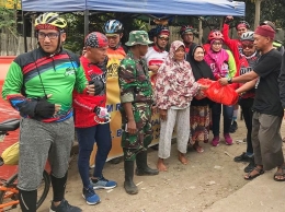 Bantu korban banjir yang dikemas lewat kegiatan Gowes oleh Rutan Bantaeng dan Komunitas SLIM (02/02/2019).