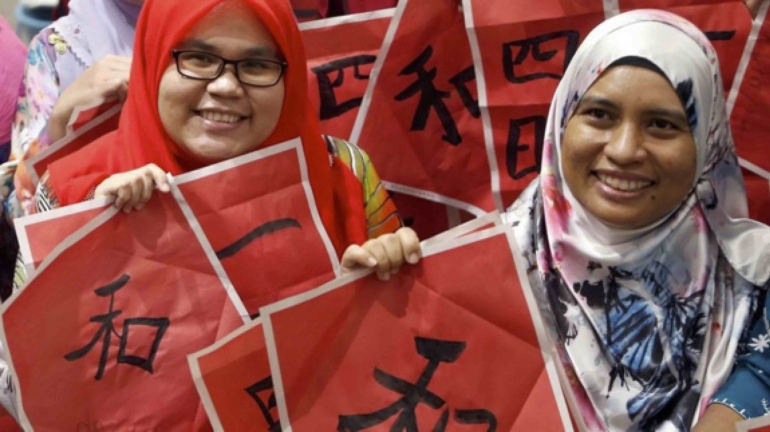 Guru di Malaysia Sambut Imlek dengan Kaligrafi (Reuter)