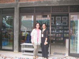 Melati Djunaedi (kiri) dan Karina Maharani (kanan) di depan gedung KAIT-Foto: Irvan Sjafari