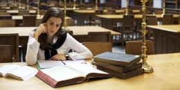 Sejatinya kampus merupakan tempat untuk menimba ilmu dan mengasah kemampuan nalar berpikir (Sumber: Shutterstock).