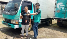 Bapak Iman dan Pak Arief memberi pengarahan pada driver cara menggunakan aplikasi (dok.pri)