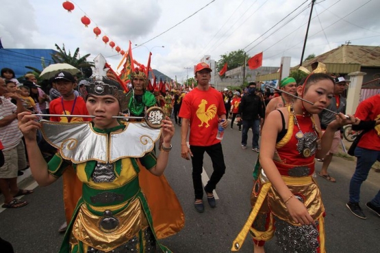 ATRAKSI TATUNG - Dok. Kompas