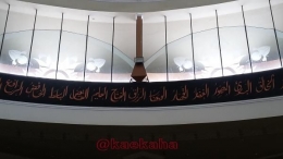 Kaligrafi Asmaul Husna yang menghiasi langit-langit seputar kubah tanggui raksasa (Foto: @kaekaha)