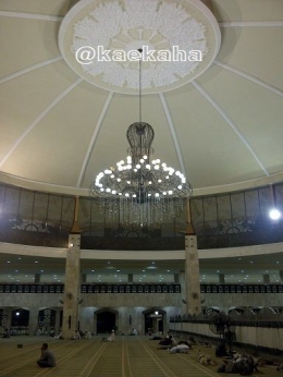 Lampu hias ruang utama masjid yang terlihat sederhana dan anggun (Foto: @kaekaha)