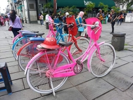 Deretan sepeda dan topi anyaman aneka warna disewakan di Kota Tua Jakarta