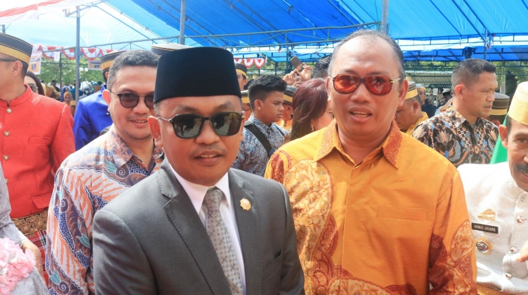 Bupati Bantaeng (kenakan kacamata hitam) menghadiri Hari Jadi Bulukumba ke-59 (04/02/2019).