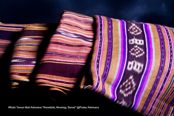 Kain tenun ikat Adonara (sumber foto: https://visitadonara.wordpress.com)