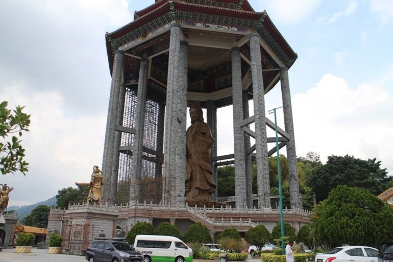 Patung Dewi Kwan Im di puncak kuil asita)