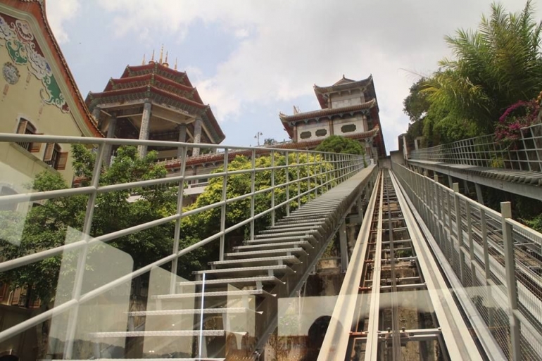 Rel kereta lif yang menanjak ke puncak kuil (dok asita)