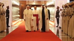 Paus Fransiskus dan Putra Mahkota Abu Dabhi, Pangeran Syeikh Mohammed bin Zaved (Foto: abc.net.au)