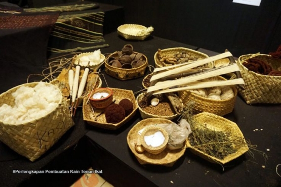 Perlengkapan pembuatan tenun ikat (sumber foto: https://visitadonara.wordpress.com)