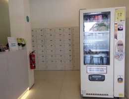 Loker untuk menyimpan sepatu dan vending mechine bagi pengunjung yang butuh minuman segar-segar (dok.pribadi)
