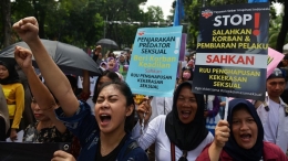 Pawai akbar yang diinisiasi Gerakan Masyarakat untuk Pengesahan RUU Penghapusan Kekerasan Seksual menyusuri Jalan Medan Merdeka Barat menuju ke Taman Aspirasi di depan Istana Merdeka, Jakarta, Sabtu (8/12/2018). | FOTO: KOMPAS/HERU SRI KUMORO