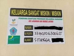 sticker yang ditempel di rumah penduduk penerima bantuan PKH (sumber foto: akun Facebook Qonitah Zahirah Humaira)