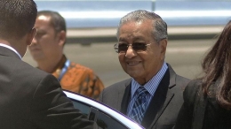 Perdana Menteri Malaysia Mahathir Mohamad (tengah) tiba di Bandara Internasional I Gusti Ngurah Rai, Bali, Kamis, 11 Oktober 2018. Mahathir dijadwalkan akan menghadiri ASEAN Leaders Gathering di kawasan Nusa Dua, Bali. ANTARA/ICom/AM IMF - WBG/Fikri Yusuf
