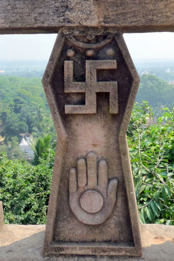 Swastika sebagai simbol mata angin sudah dikenal luas di banyak kebudayaan, salah satunya adalah kebudayaan Hindu di India. Sumber: https://en.wikipedia.org/wiki/Swastika#/media/File:Udaygiri_%26_Khandagiri_Caves,_Bhubaneswar_(26)_-_Oct_2010.jpg