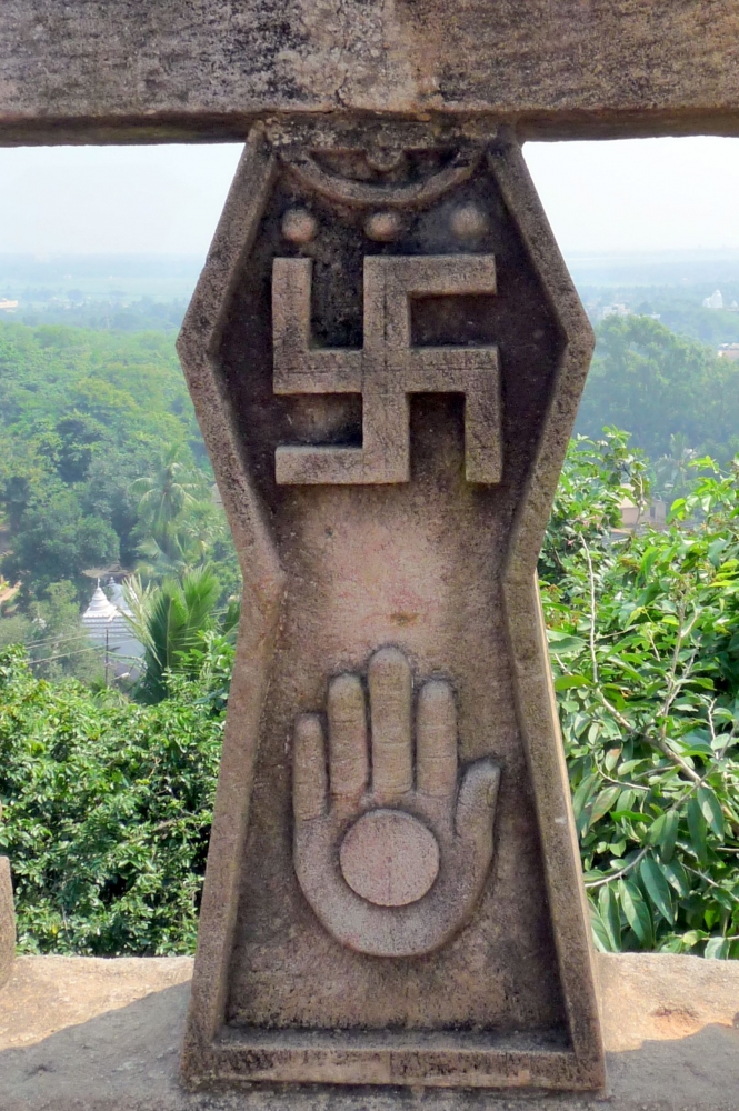 Swastika sebagai simbol mata angin sudah dikenal luas di banyak kebudayaan, salah satunya adalah kebudayaan Hindu di India. Sumber: https://en.wikipedia.org/wiki/Swastika#/media/File:Udaygiri_&_Khandagiri_Caves,_Bhubaneswar_(26)_-_Oct_2010.jpg