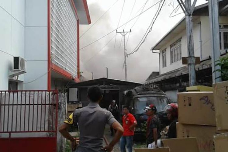 Kantor Telkom yang berada di Jalan Pattimura Ambon terbakar, Selasa (5/2/2019). tampak sejumlah pegawai Telkom sementara mengeluarkan barang-barang penting dari dalam kantor tersebut