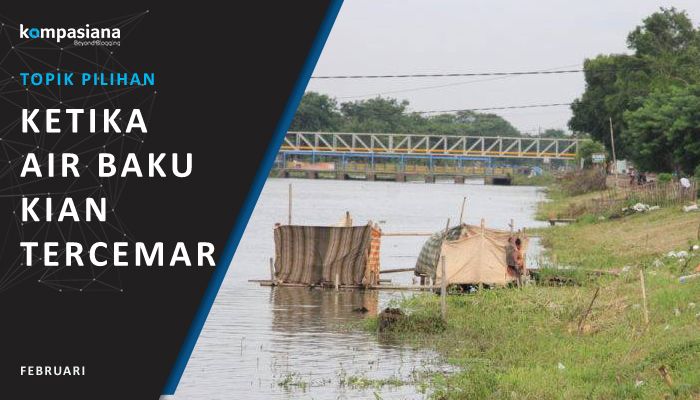 Seorang warga di Kecamatan Cikarang Barat, Kabupaten Bekasi, Jawa Barat, tengah membuang hajat di sebuah bilik semi permanen di bantaran Kalimalang, Rabu (26/12/2018) siang. (KOMPAS/RYAN RINALDy)