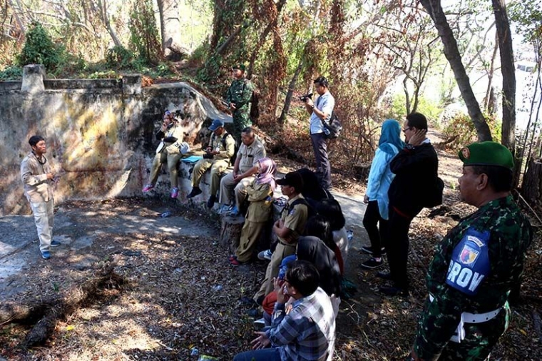 Rombongan sejenak berhenti, untuk mendengarkan cerita sejarah Benteng Kedung Cowek dari Ady Setyawan pendiri komunitas Roodebrug Soerabaia (dok pribadi)