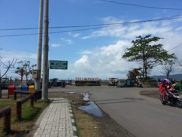 Jalan menuju pantai Teluk Penyu, Cilacap. Photo by Ari