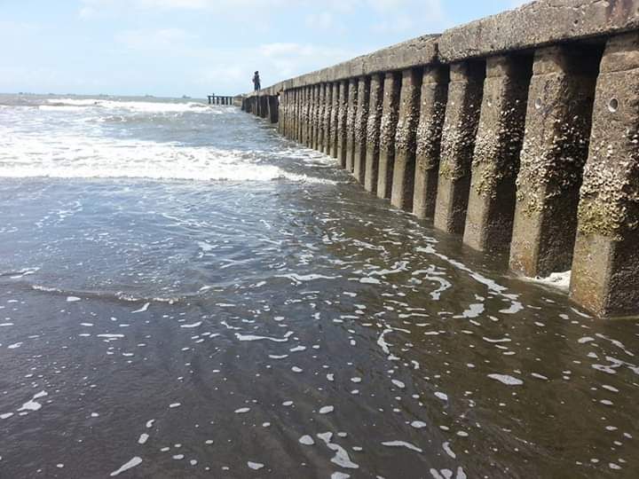 Tambatan pemecah ombak di Pantai Teluk Penyu dengan pengunjung di ujung sana. Photo by Aei