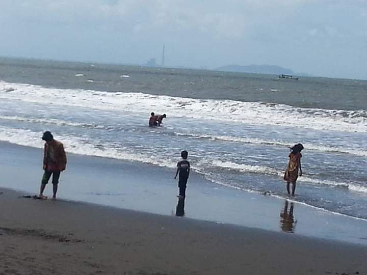 Para pengunjung pantai Teluk Penyu. Photo by Ari