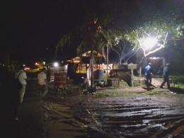 Kondisi Jl. Anyer-Sirih, depan Pos Pantau Gunung Api Anak Krakatau, dua malam pasca bencana Tsunami Selat Sunda (dok. pribadi)