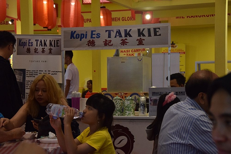 Kopi es Tak Kie di Festival Kuliner Pasar Glodok di Mal Ciputra, Jakarta Barat. (Foto Bozz Madyang)