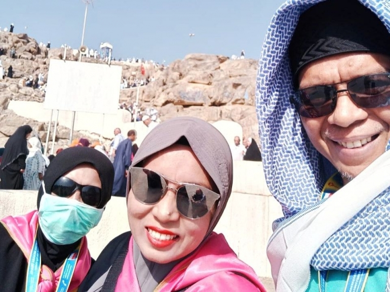 Arifuddin (kanan) bersama Linda Ambae (tengah) dan jama'ah dalam rangkaian ibadah Umroh di Mekah, Saudi Arabia (06/02/2019).