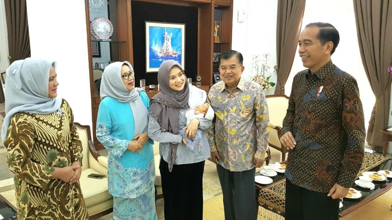 Jokowi menjenguk cucu JK [Foto: Istimewa] 