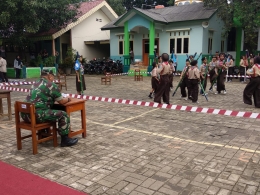 Sertu Efrizal, Babinsa Koramil 03/GP sedang memimpin Lomba PBB di SDN Jelambar 06 (dokpri)