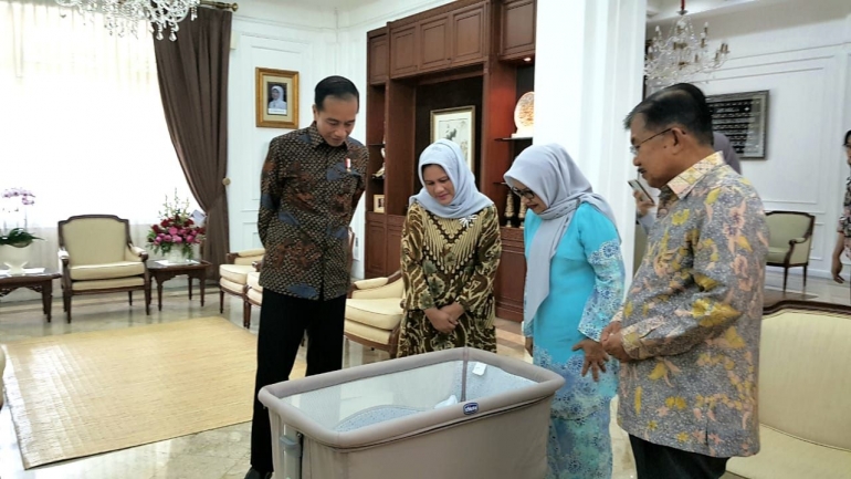 Jokowi dan Ibu Iriana melihat cucu Jusuf Kalla [Foto: Istimewa]
