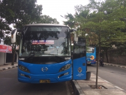 Bus TransMetro Bandung sedang menunggu penumpang | dokpri