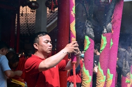 Berdoa tradisi Imlek di Vihara Dharma Bhakti, Petak Sembilan, Glodok, Tamansari, Jakarta Barat. (Foto Ganendra)