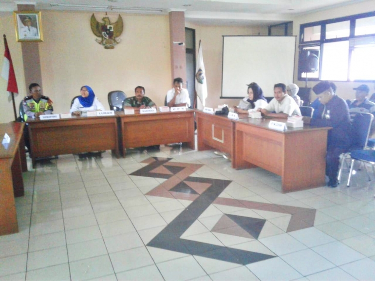 Suasana rapat di aula Kelurahan Grogol