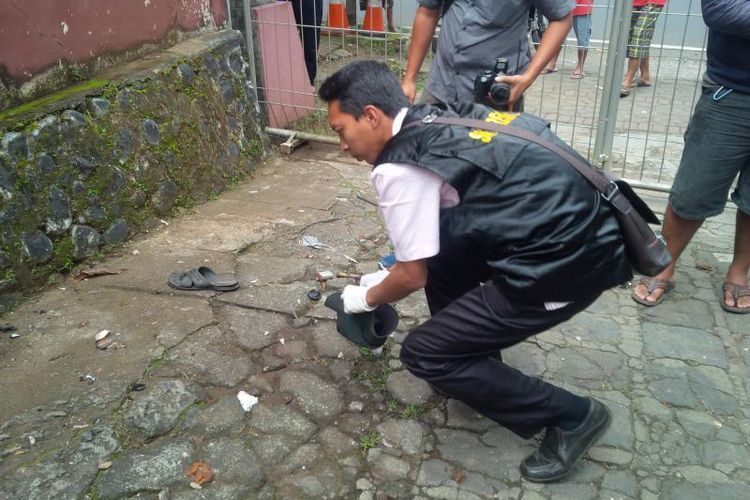 ilustrasi. Petugas polisi mengambankan benda diduga bom molotov di Gereja Jago Ambarawa, Kamis (13/4/2017). (Foto: Kompas.com/Syahrul Munir)