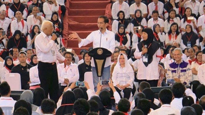 Jokowi berdialog bersama ribuan THL [Foto: Hermawan Handaka/Tribun Jateng] 