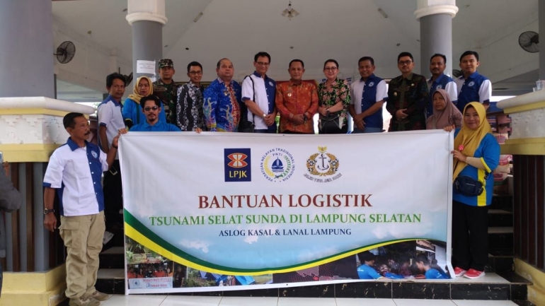 Rombongan LPJKN, PNTI, & LANAL Lampung Berfoto Bersama (Plt) Bupati Lampung Selatan di Posko Logistik Rumah Dinas Bupati (Kalianda, red).