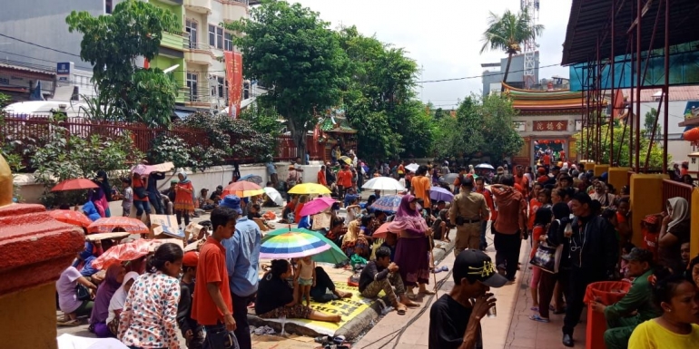 Mereka yang berharap ketiban rezeki angpao berkumpul di halaman Vihara Dharma Bhakti, Petak Sembilan, Glodok, Jakarta Barat. (Foto Ganendra)