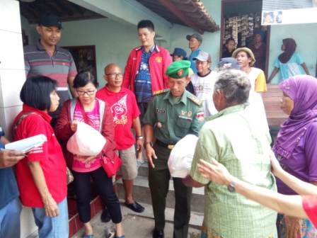Bantuan kepada korban banjir di wilayah Kecamatan Gabus