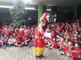 Para siswa dan guru dengan pakaian nuansa merah. Dokpri