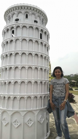 Foto penulis artikel di replica Menara Pisa, Italia. 