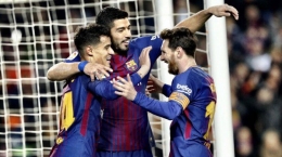 Tiga penyerang Barca yang disebut-sebut 'kelelahan' yaitu Philippe Coutinho, Luis Suarez, dan Lionel Messi (kiri ke kanan) merayakan gol Barcelona ke gawang Girona dalam laga pekan ke-25 Liga Spanyol di Stadion Camp Nou, Barcelona (25/2-2018) (Sumber: tribunnews.com/Twitter @FCBarcelona)