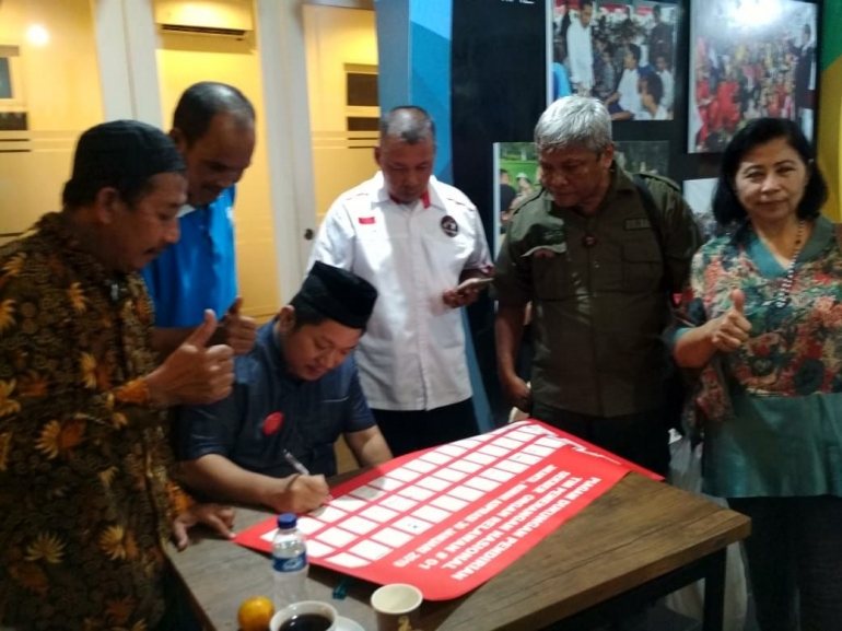 Gus Din (Syafrudin Budiman SIP) Ketua Umum Presidium Pusat Barisan Pembaharuan ikut tanda tangan pakta integritas penyatuan relawan di Tim Pemenangan Nasional (TPN) Jokowi-Amin di Rumah Aspirasi Rakyat 01, Rabu malam (06/02/2019). (Foto: BP/Adi)
